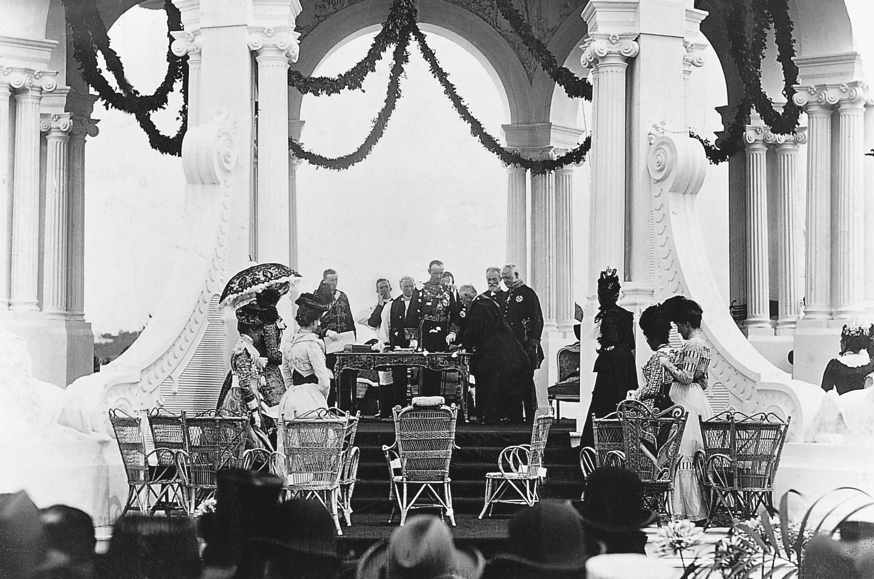 Lord Hopetoun, Australia’s first Governor-General, taking the oath at the Centennial Park Pavilion, 1&nbsp;January 1901.
